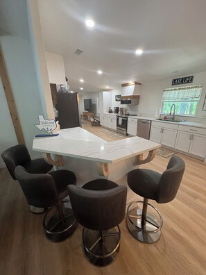 Microondas, horno, parrilla de estufa y lavavajillas 