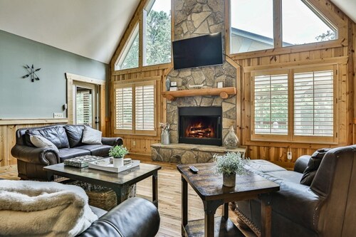 All Decked Out w/ Hot tub 4 BR+Loft, Game Room