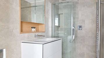 Combined shower/bathtub