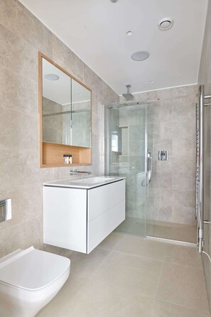 Combined shower/tub