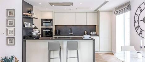 Kühlschrank, Mikrowelle, Ofen, Geschirrspüler