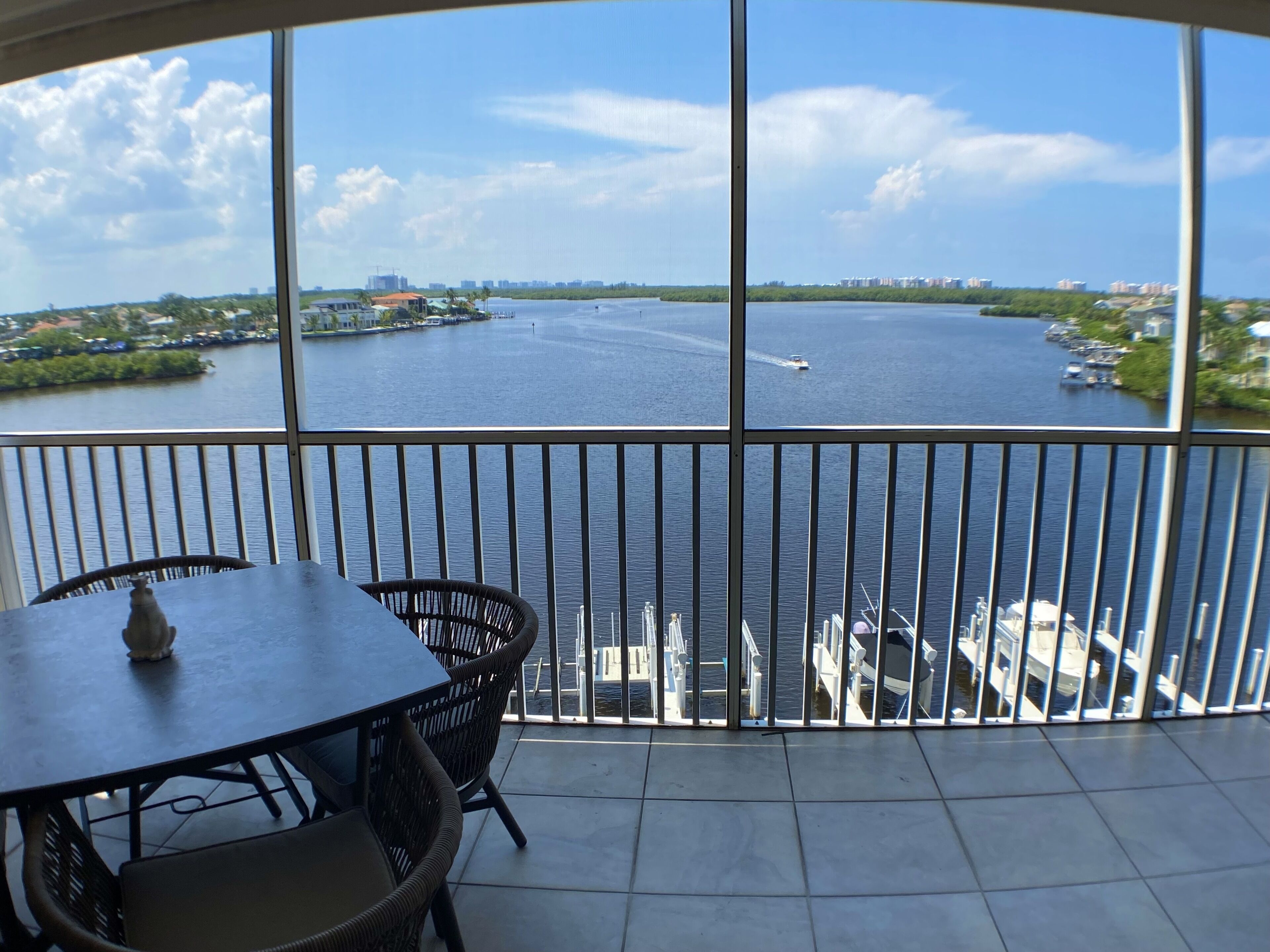 Luxury Condo, Direct Waterfront, Amazing View!