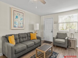 TV - Beautiful 3/2 ~ Pet Friendly ~ Steps to the Beach! (Saint Augustine Beach)