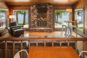 Smart TV, fireplace, books - Bayfront Cozy Holiday Stay (Sturgeon Bay)