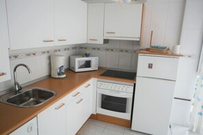 ثلاجة، ميكروويف، فرن، موقد طهي مسطح