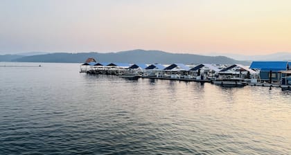 The Best Experience In Downtown Coeur d'Alene -Walking Distance To Lake