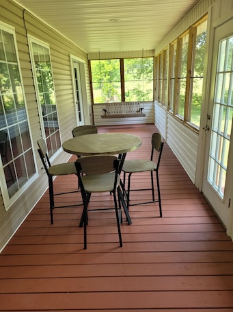 Dining. Peace and privacy abound. Sit and watch the wildlife