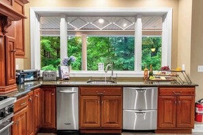 Fridge, microwave, oven, stovetop - Private Boat Slip + LakeFront + Hot Tub +Skee Ball (Lakeville)