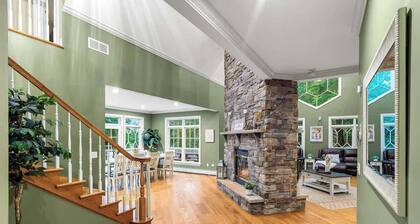 Private Boat Slip + LakeFront + Hot Tub +Skee Ball