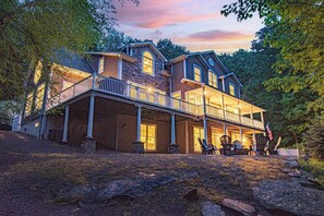 Exterior - Private Boat Slip + LakeFront + Hot Tub +Skee Ball (Lakeville)