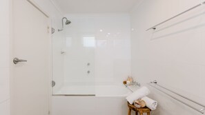 Combined shower/tub, towels