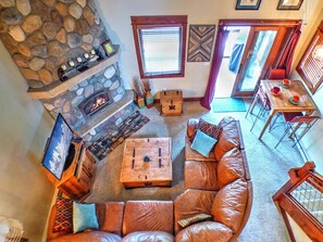 Televisión y chimenea 