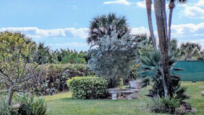 Property grounds - SUBTROPICAL OASIS CONDO, HEATED POOL, STEPS TO THE OCEAN ACCESS, GREAT LOCATION (Cocoa Beach)