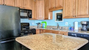 Private kitchen - SUBTROPICAL OASIS CONDO, HEATED POOL, STEPS TO THE OCEAN ACCESS, GREAT LOCATION (Cocoa Beach)