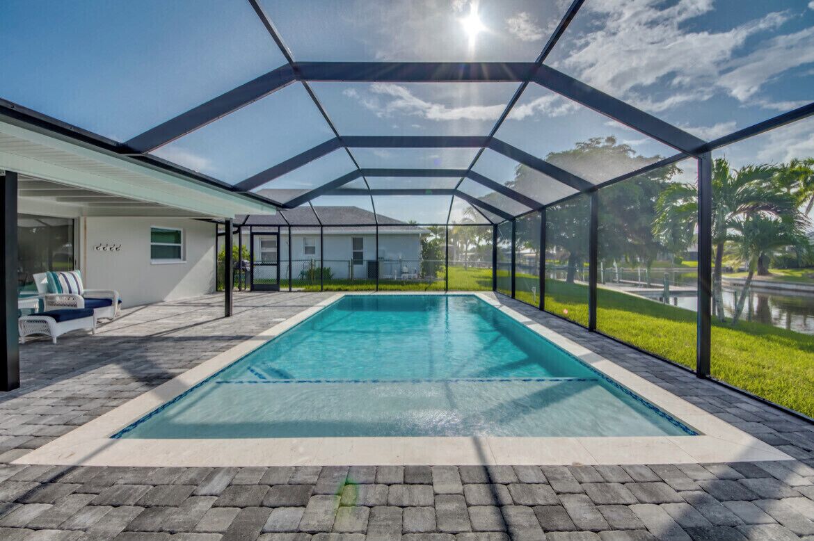 Een buitenzwembad en een verwarmd zwembad