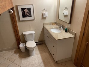 Ducha y bañera combinadas, secador de pelo, toallas y jabón