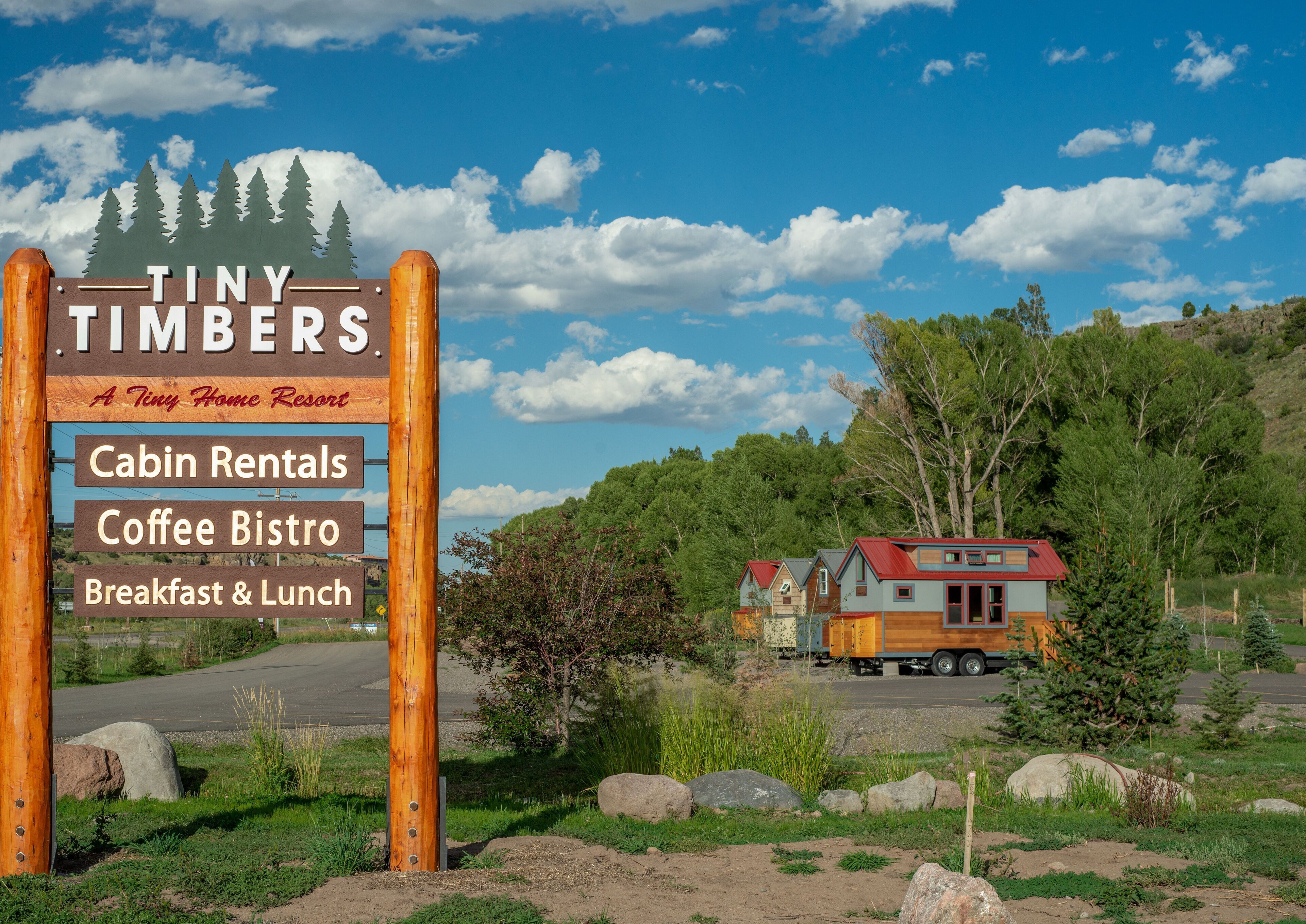 Indicador de Tiny Timbers, un parc d'habitatges reduïts que ofereix lloguer de cabanes, un bistrot de cafè i menús de l'esmorzar i dinar.