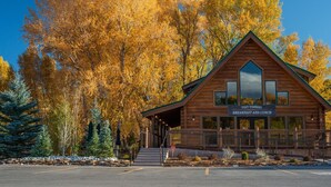 A wooden cabin with a sign for Tiny Timbers Breakfast and Lunch. - Max's Cabin at Tiny Timbers Resort and Spa! (South Fork)