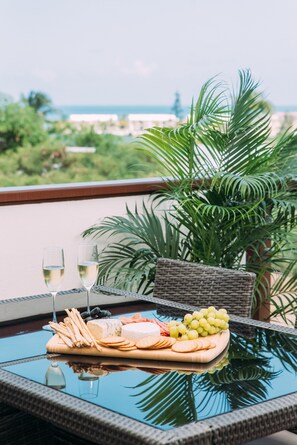 Outdoor dining - Apt #4 Luxurious corner 2BR, 2 Storey Townhome, Ocean View, walk to Beach 10 Min (Bassaterre)