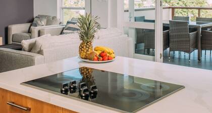 Apt #4 Luxurious corner 2BR, 2 Storey Townhome, Ocean View, walk to Beach 10 Min