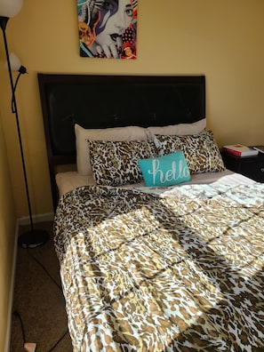 1 dormitorio, tabla de planchar con plancha, wifi y ropa de cama