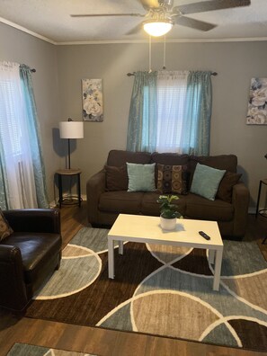 Living area - Cozy 2 bedroom  (Dallas)
