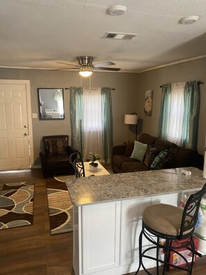 Living area - Cozy 2 bedroom  (Dallas)