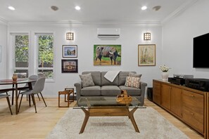 Una televisión, una chimenea