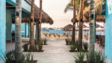 Beach nearby, free beach shuttle, sun loungers, beach umbrellas