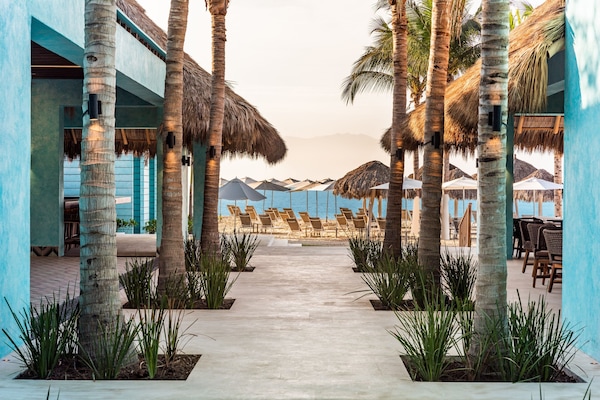 Beach nearby, free beach shuttle, sun loungers, beach umbrellas
