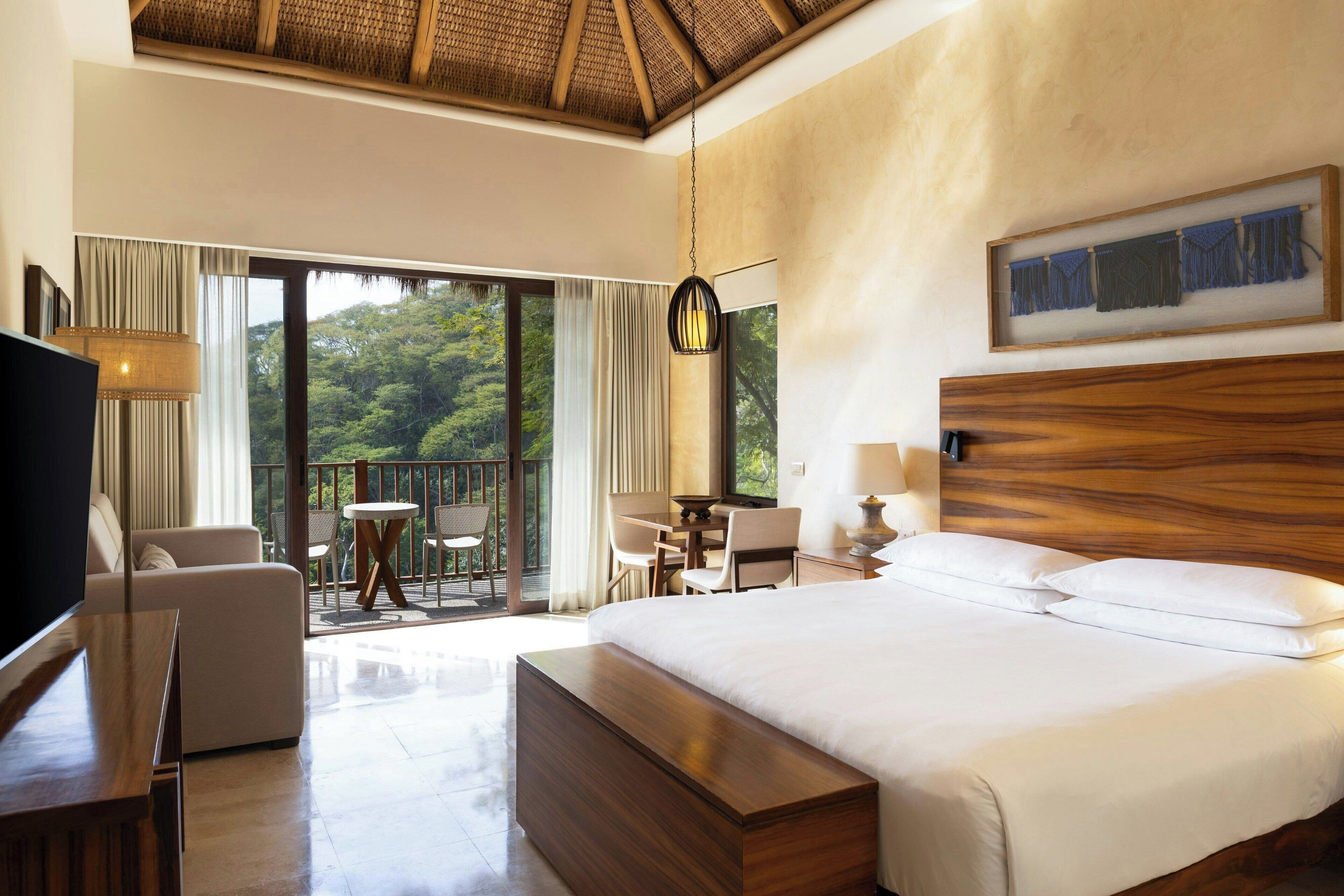 Suite junior, 1 cama King size y sofá cama, balcón, vista a la montaña (Corner, All-Inclusive) | Ropa de cama de alta calidad y artículos del minibar gratis 