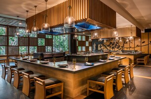 2 restaurantes; se sirven almuerzos 