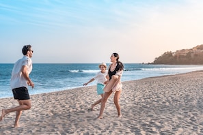 Beach nearby, free beach shuttle, sun loungers, beach umbrellas