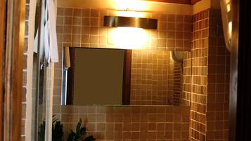 Badewanne, Haartrockner, Bidet, HandtĂŒcher