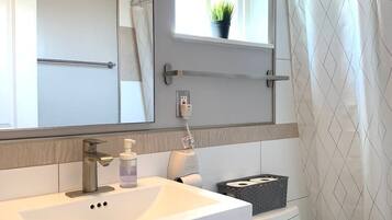 Combined shower/bathtub, hair dryer, towels, soap
