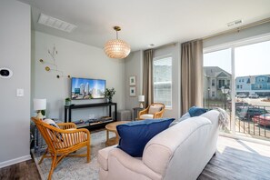 Smart TV, books - City Views + Steps to Camp North End +1.5 miles from Uptown (Charlotte)