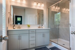Ensemble douche/baignoire, sèche-cheveux, serviettes fournies, savon