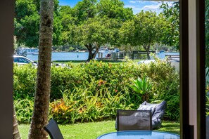 Interior - The Garden View - family space -walk to Main Beach (Noosa Heads)