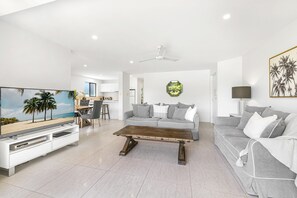 Living area - The Garden View - family space -walk to Main Beach (Noosa Heads)