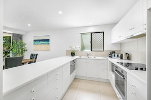 Private kitchen - The Garden View - family space -walk to Main Beach (Noosa Heads)