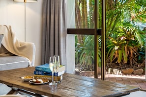 Interior - The Garden View - family space -walk to Main Beach (Noosa Heads)