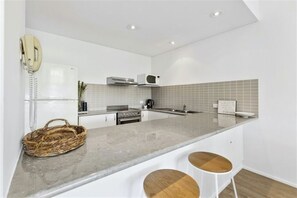u5-kitchen-800x600 - Family First Floor Apt - 800m to Hastings Street! (Noosa Heads)