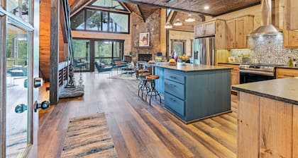 Stunning New Luxury CABIN, close to town. Gated Community! Sleeps 10! Hot Tub