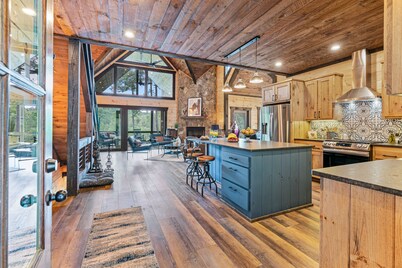 Stunning New Luxury CABIN, close to town.  Gated Community!  Sleeps 10!  Hot Tub