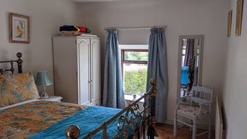 2 slaapkamers, een strijkplank/strijkijzer, gratis wifi, beddengoed