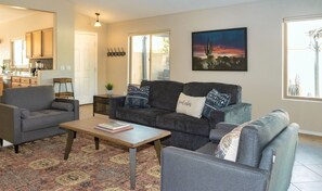 スマートテレビ、暖炉、書庫