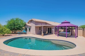 Outdoor pool - StayShores Chic Retreat – Pool, HotTub&Sweet Sleep (Casa Grande)