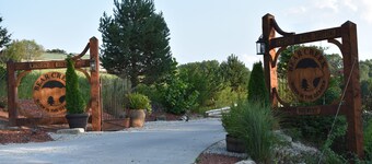 Cozy Tree house Cabin -Mins. from Branson-bfst-hot tub-winery-brewery