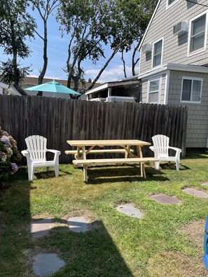 Outdoor dining - Cottage in the heart of Beach haven! (Beach Haven)