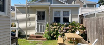 Cottage in the heart of Beach haven!
